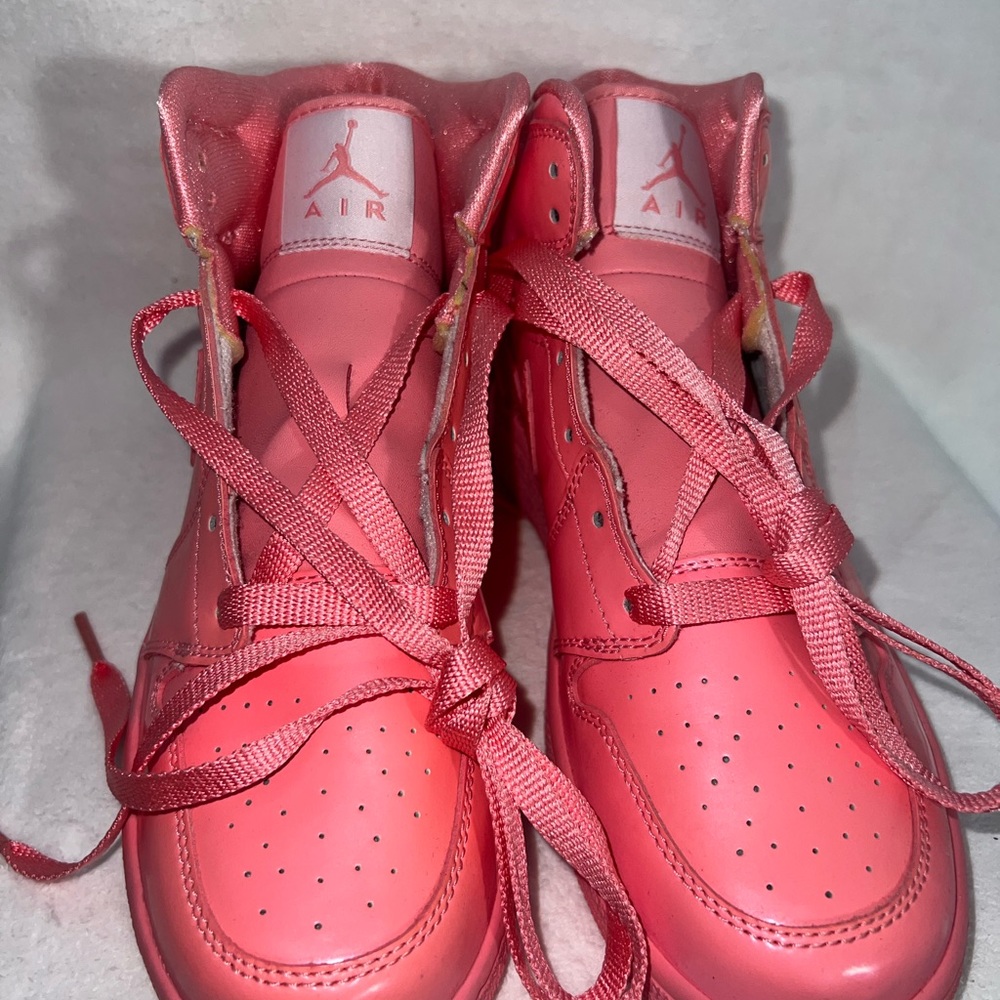 CORAL PINK JORDAN GIRLS/KIDS SZ6.5Y